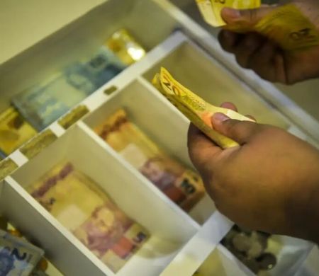 Inflação que vai reajustar o salário mínimo fecha em 4,18%