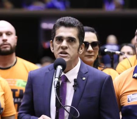 PF visita apartamento de deputado e encontra celulares jogados pela janela