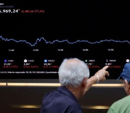 Juros futuros e dados dos Estdos Unidos fazem Ibovespa recuar&nbsp;
