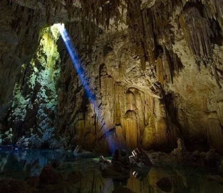 Caverna em Bonito (MS) tem fenômeno raro de luz natural&nbsp;