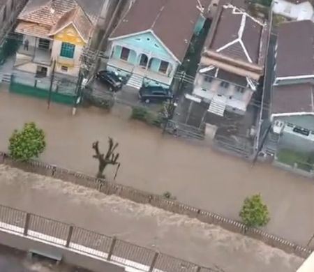Petrópolis está em alerta máximo após temporal transformar ruas em rios&nbsp;