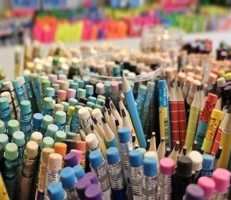 Diferença de preços expõe exploração na venda de materiais escolares