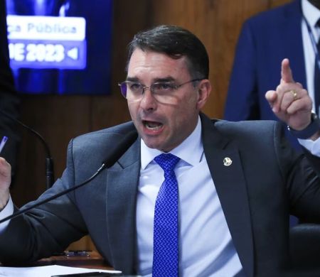 Flávio Bolsonaro quer saber sobre rombo de R$ 45,5 bi no governo Lula