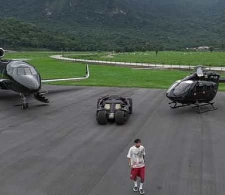 Neymar mostra sua coleção milionária com Batmóvel, avião e helicóptero