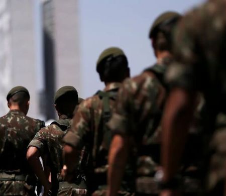 Exército pensa em comprar drones “kamikaze” e lançadores de munição