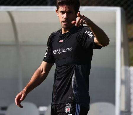 Gabriel Paulista chega ao Cortinthians e faz exames para assinar contrato