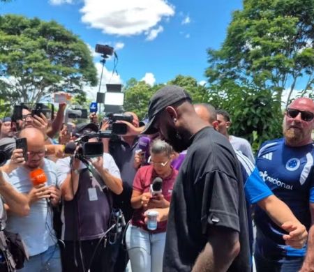 Em contratação milionária, Gerson chega a BH para assinar com o Cruzeiro