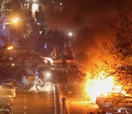 Cerca de 2.000 pessoas morreram em protestos no Irã, diz agência