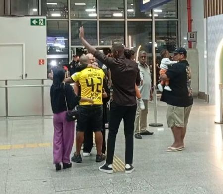 Reforço do Fla, Andrew desembarca no Rio para assinar contrato