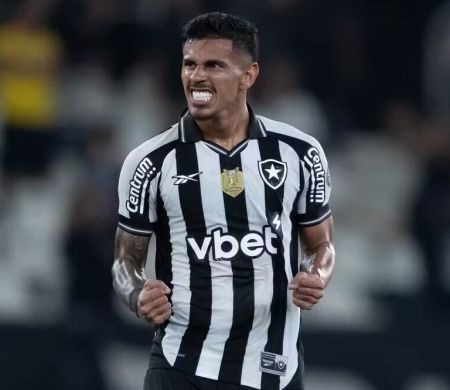 Botafogo vende David Ricardo ao Dínamo Moscou por R$ 40 milhões