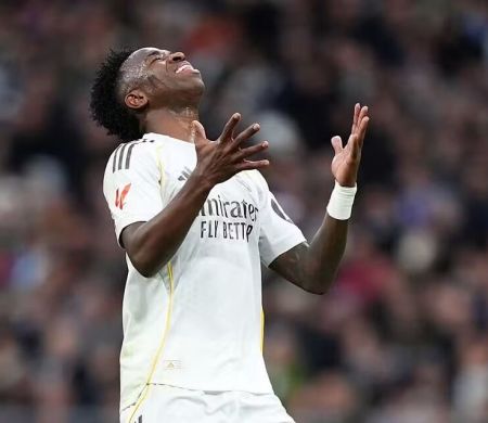 Ancelotti vai ao Bernabéu em jogo de vaias a Vini e vitória do Real