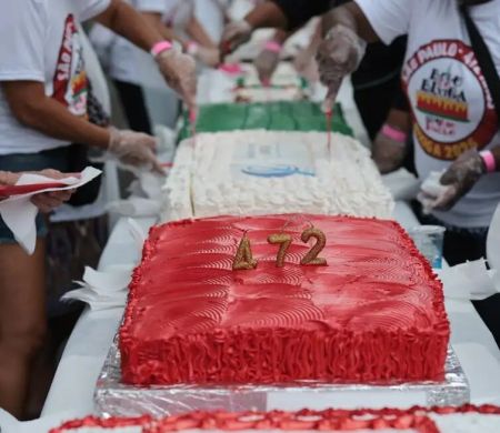 Aniversário da capital SP é comemorado com tradicional bolo do Bixiga