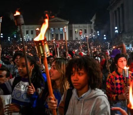 Contra ameaças dos EUA, cubanos marcham com tocha em Havana&nbsp;&nbsp;
