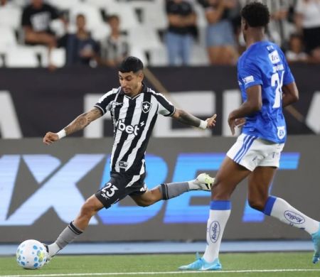 Devastador, Botafogo goleia o Cruzeiro no Nilton Santos e lidera o Brasileirão