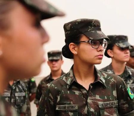 Exército faz seleção para alistamento de homens e mulheres