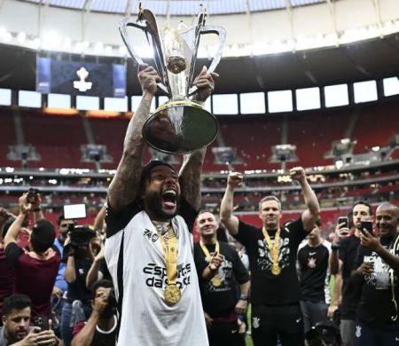 Veja de quanto foi o bônus do Depay pelo título da Supercopa&nbsp;