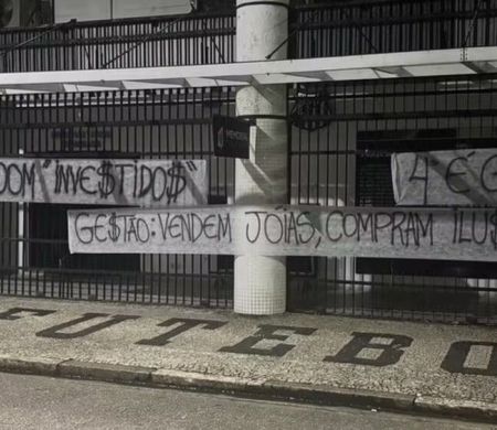 Torcedores protestam no CT e na Vila contra gestão Marcelo Teixeira