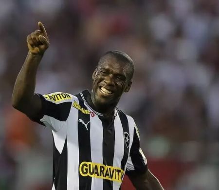 Ex-craque do time, Clarence Seedorf vê Botafogo no caminho certo