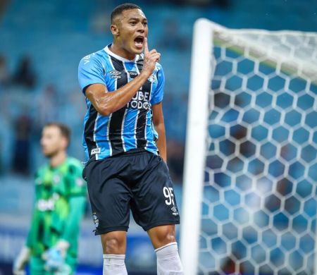 Carlos Vinícius faz três, e Grêmio vira sobre o Botafogo pelo Brasileiro