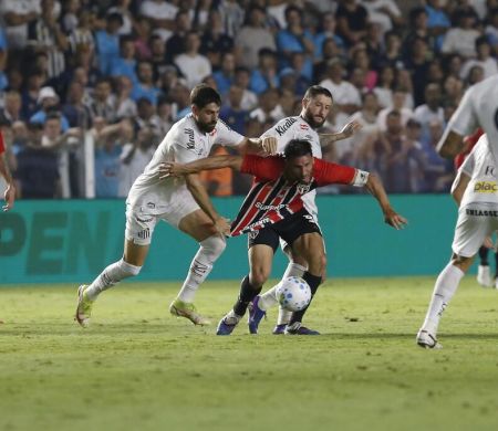 São Paulo busca empate na Vila pelo Brasileiro e afunda o Santos na crise