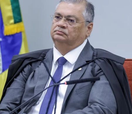 Numa canetada só, Dino suspende penduricalhos nos Três Poderes