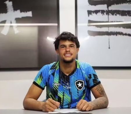 Bruninho Samudio assina 1º contrato profissional com Botafogo
