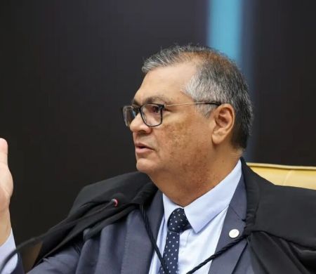 Dino vota por afastar Lei da Anistia para crimes permanentes