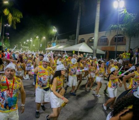 Blocos arrastam multidão e transformam a Passarela do Samba em Corumbá