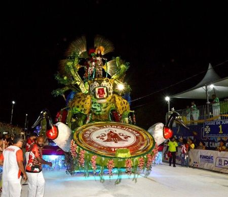 Primeira noite de desfiles atrai 15 mil foliões em Campo Grande