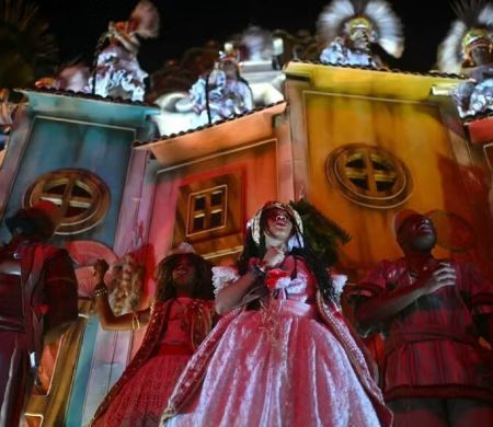 Salgueiro encerra desfiles com apresentação que empolga o público na Sapucaí