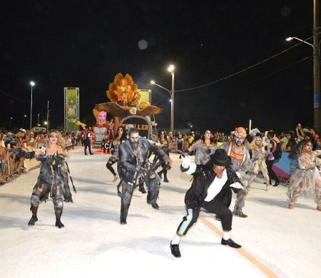 Segundo dia de desfile leva 20 mil pessoas à Praça do Papa em Campo Grande