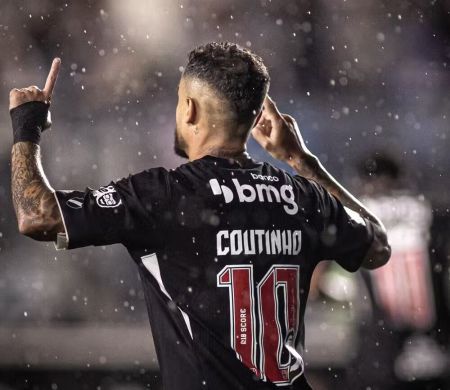 Pelas redes sociais, Coutinho anuncia sua saída do Vasco&nbsp;