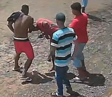 Trio agride homem brutalmente e vítima é resgatada em estado grave