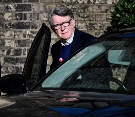 Ex-embaixador britânico investigado no caso Epstein, é preso em Londres