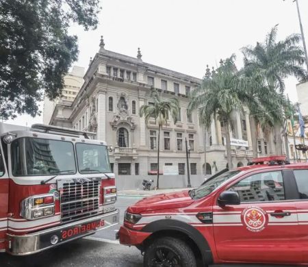 Prédio da Faculdade de Direito da USP é atingido por incêndio