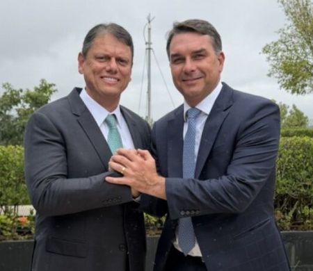 Flávio Bolsonaro afirma que PL terá espaço na escolha do vice de Tarcísio