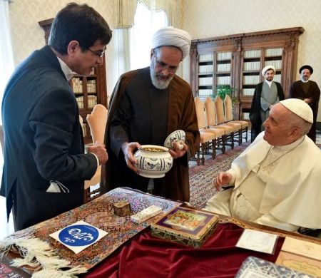 Irã anuncia líder supremo interino Alireza Arafi para comandar transição