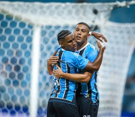 Com um a mais, Grêmio vence Inter e abre boa vantagem na final do Gaúcho