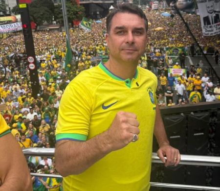 Flávio Bolsonaro usa colete à prova de balas na Paulista