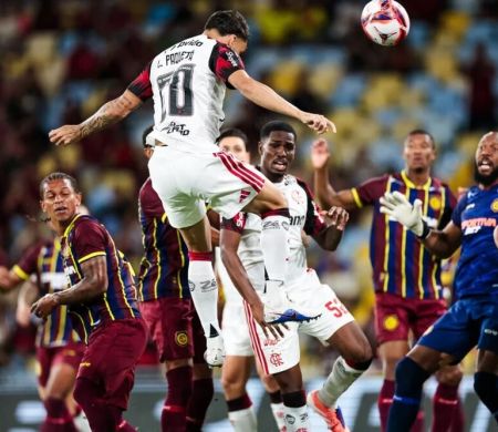 Flamengo goleia o fraco Madureira e decide o Carioca com o Fluminense