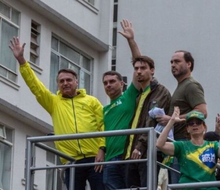 Flávio vira advogado de Bolsonaro e ganha acesso livre ao pai