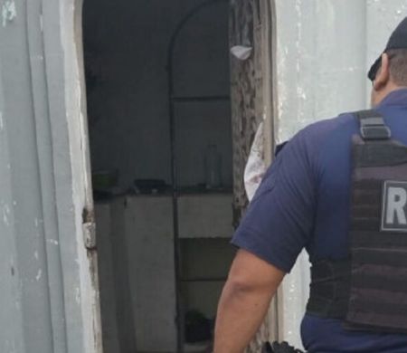 Cemitério vira condomínio improvisado e moradores são retirados de capelas