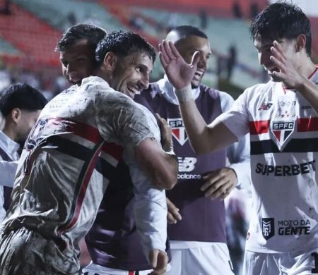 Na estreia de Roger, São Paulo vence Chape e vira líder do Brasileirão