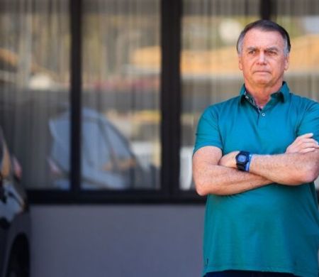 Médico atesta que quadro de pneumonia de Jair Bolsonaro é grave