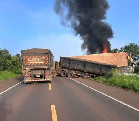 Motorista escapa de carreta em chamas após vidro ser quebrado a tiros