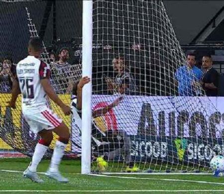 Com zagueiro expulso, Botafogo perde para o Flamengo no Nilton Santos