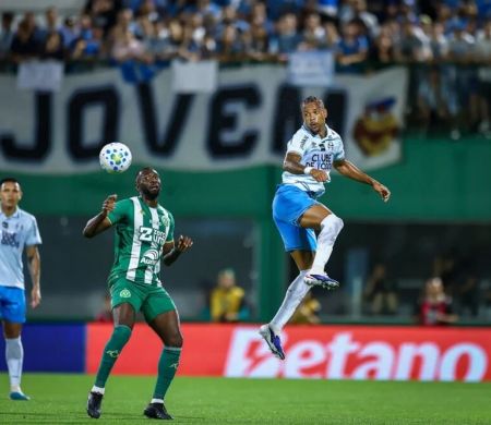 Grêmio empata com a Chape e perde chance de encostar no G5