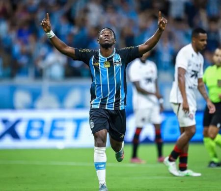 Grêmio vence o Vitória em jogo marcado por lesão de Marlon