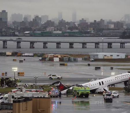Pilotos morrem depois que avião colide com veículo em aeroporto de NY
