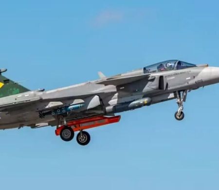 Presidente Lula batiza primeiro caça Gripen produzido no Brasil&nbsp;